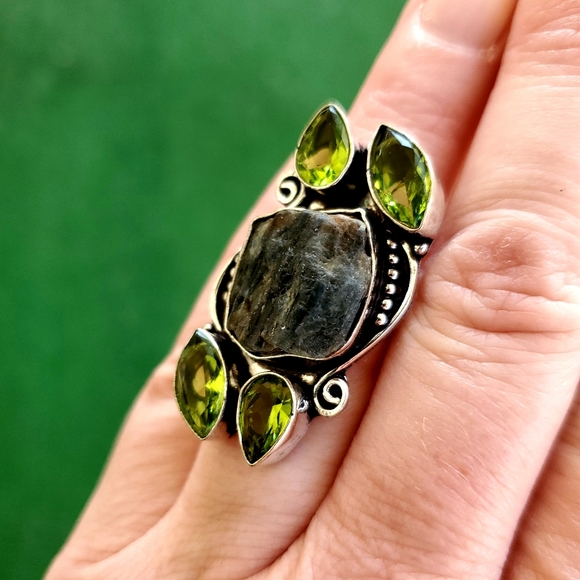 New Rough Kyanite & Peridot 925 Silver Statement Ring. - Picture 3 of 8